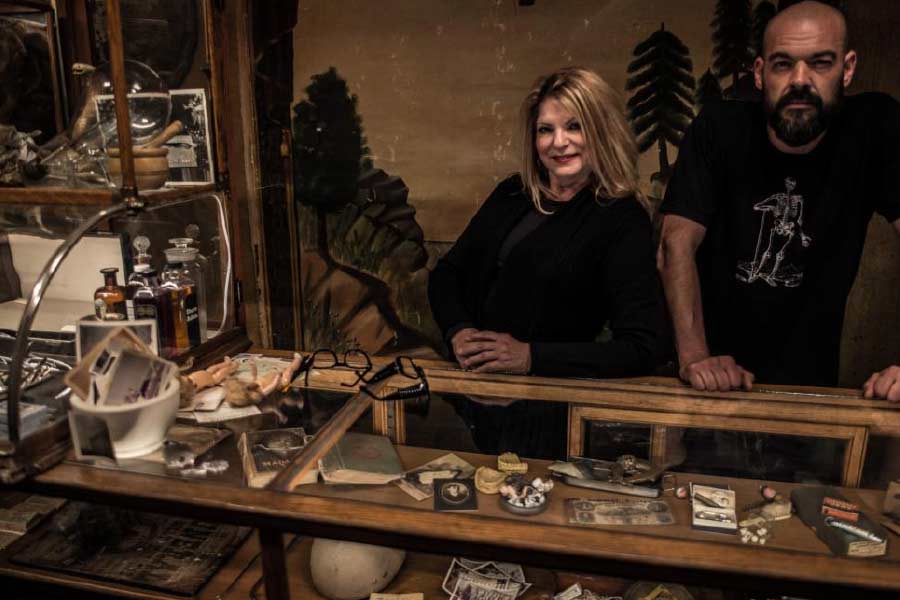 ‘ভূতুড়ে’ মিউজ়িয়ামে একটি পুরনো ভ্যান ঘিরে লোকজনের আগ্রহও কম নয়। জ্যাক কেভরকিয়ান নামে আমেরিকার এক প্যাথোলজিস্টের টেলিভিশন শোয়ে ওই ভ্যানটিকে দেখা যেত। চিকিৎসকের সহায়তায় আত্মহত্যার পক্ষে সওয়াল করা জ্যাকের কাছ থেকে ভ্যানটি ৩২,৫০০ ডলারে কিনেছিলেন জ়াক। ওই ভ্যানে করেই নাকি আত্মঘাতী হওয়া ১৩০ ব্যক্তির দেহ বয়ে নিয়ে যাওয়া হয়েছিল।