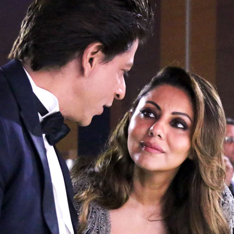 টিনসেল নগরীতে শাহরুখ খান যেমন উজ্জ্বল নক্ষত্রের মতো সর্বদা দ্যুতি ছড়াচ্ছেন, জনপ্রিয়তার ক্ষেত্রে অভিনেতাকে সমান তালে টক্কর দিয়ে চলেছেন শাহরুখ-পত্নী গৌরী খান।