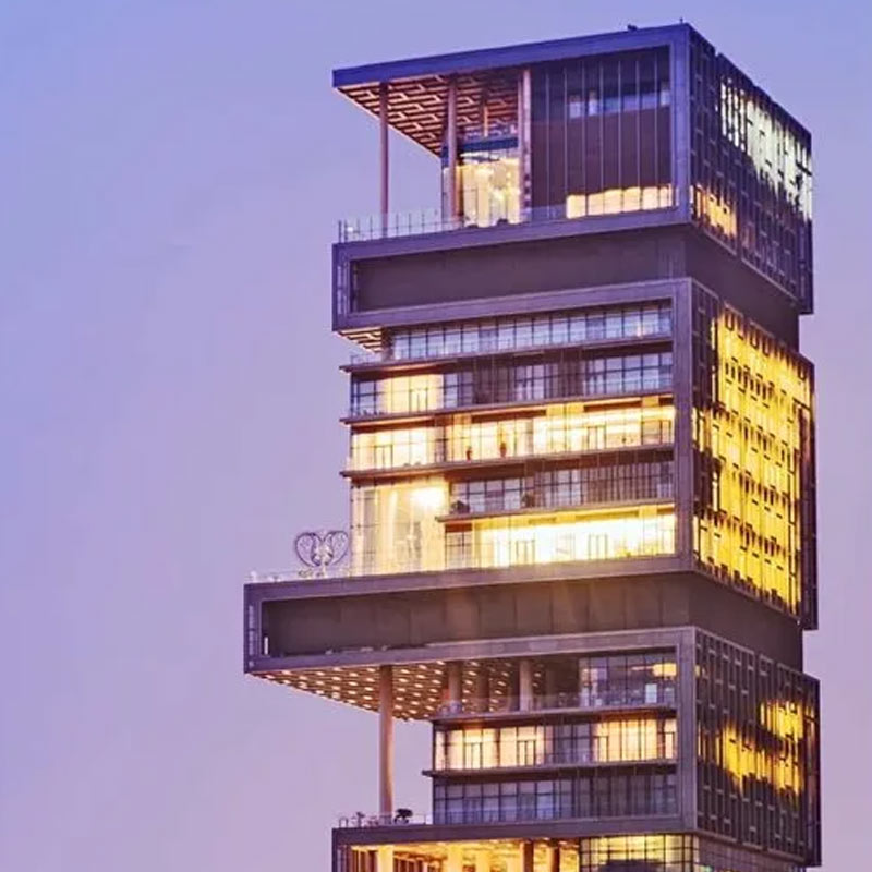  ‘অম্বানী ম্যানসন’-এর একটি অংশ সাজিয়েছেন গৌরী। কোনও ঘর নয়, তাঁদের বাড়িতে যে বার লাউঞ্জ রয়েছে, তা সাজিয়েছেন তিনি।