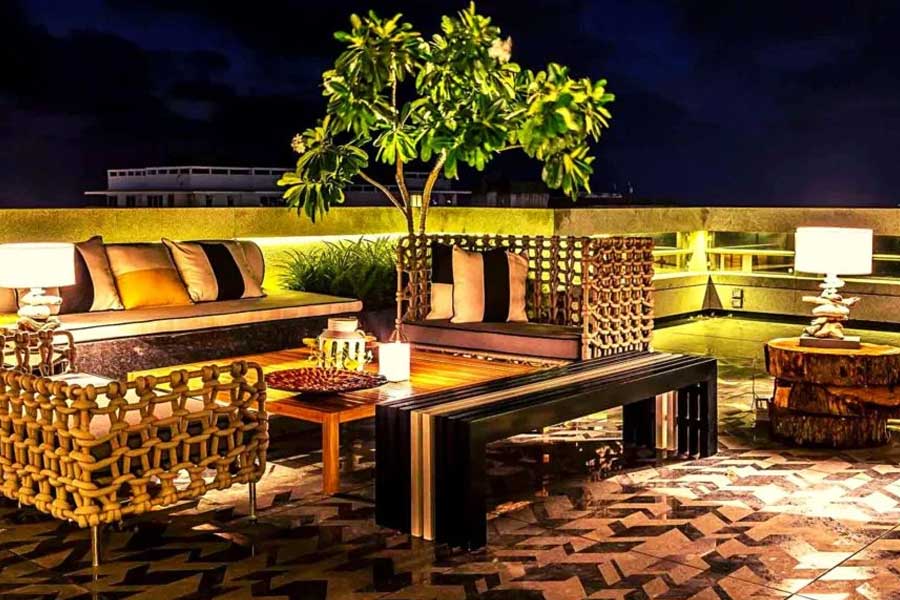 নেটমাধ্যমে মাঝেমধ্যেই ছবি দেখা যায়, কর্ণ পেন্টহাউসের ছাদে বলি তারকাদের সঙ্গে বসে আড্ডায় মজেছেন। হলুদ আলো, নজরকাড়া প্যাটার্নের মোজাইক, বার কাউন্টার এবং কাঠের তৈরি চেয়ার, টেবিল দিয়ে ছাদ সাজিয়েছেন গৌরী।