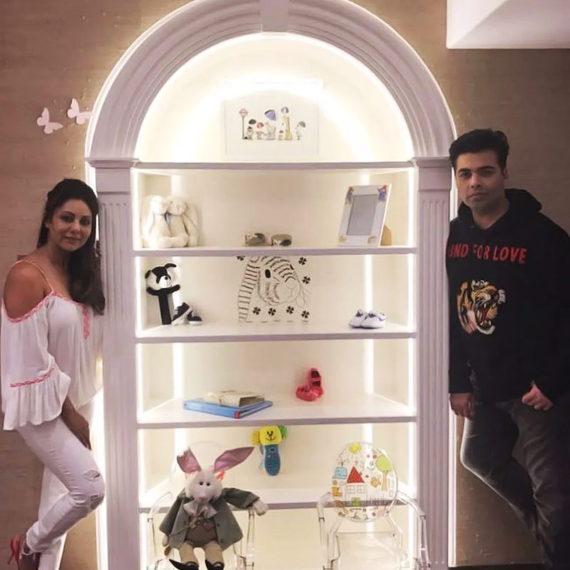 ফটো ফ্রেম, সফট টয়, বই দিয়ে সাজানো ঘরটি বেশ ছিমছাম। সাদা রঙের দেওয়ালে রয়েছে জঙ্গল থিমের চিত্র। আসবাবপত্রও খুব বেশি নেই ঘরে। সব মিলিয়ে ঘরটি দেখে স্নিগ্ধতার চিহ্ন ফুটে ওঠে।