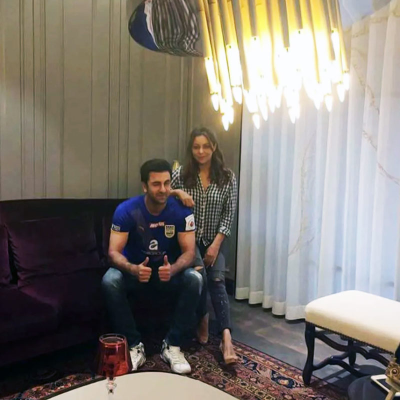 ঋষি-পুত্র রণবীর ২০১৬ সালে মুম্বইয়ের বান্দ্রায় একটি বাড়ি কিনেছিলেন। অভিনেতা এই বাড়িটি সাজানোর দায়িত্ব দিয়েছিলেন গৌরীকে।