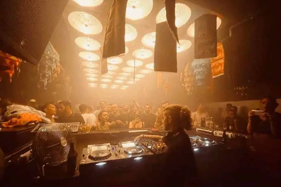 নিউ ইয়র্কের বাসিন্দা হ্যালির বয়স ২৬। এসএনসিটিএম-এ বন্ধ দরজার আড়ালে কী ঘটে, সেই সম্পর্কে সংবাদমাধ্যমে বিস্তারিত ভাবে জানিয়েছেন হ্যালি।