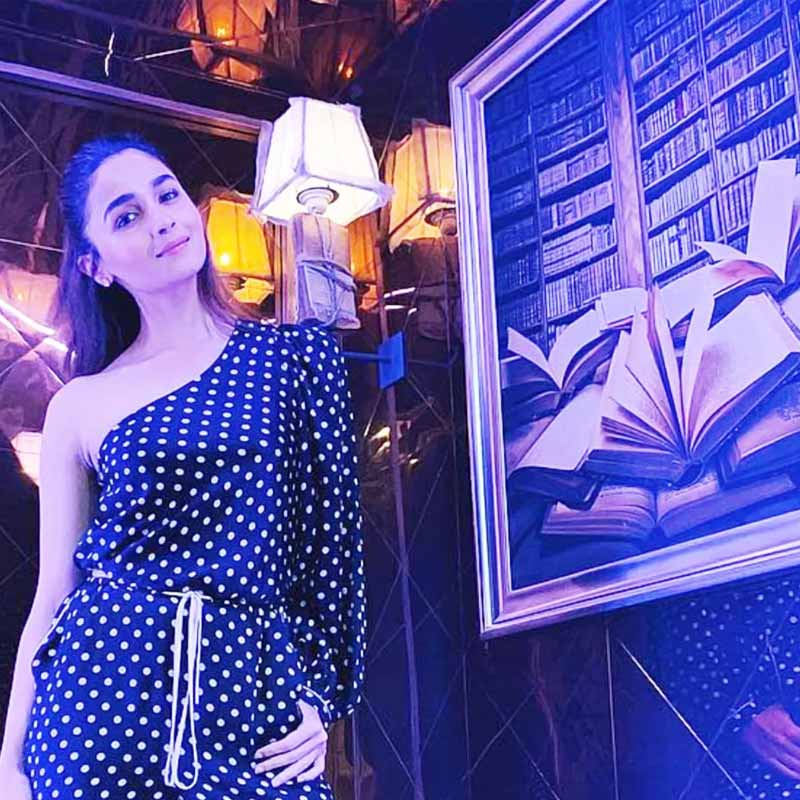 বাদ যাননি রণবীর-পত্নী আলিয়াও। তবে আলিয়ার বাড়ি নয়, বরং অভিনেত্রীর ভ্যানিটি ভ্যান সাজিয়ে তুলেছেন গৌরী। বলিপাড়ায় আলিয়ার এই ভ্যানিটি ভ্যান নিয়ে চর্চাও রয়েছে।