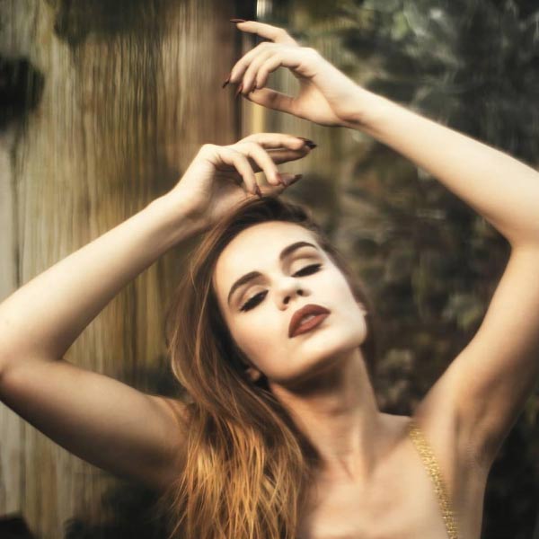 হ্যালি যোগ করেন, ‘‘সাম্প্রতিক কালে আমার প্রিয় যৌনক্রিয়াগুলির মধ্যে একটি হল, বেহালাবাদকের সুরে সুরে হাত বাঁধা অবস্থায় দর্শকদের মনোরঞ্জন করা।’’