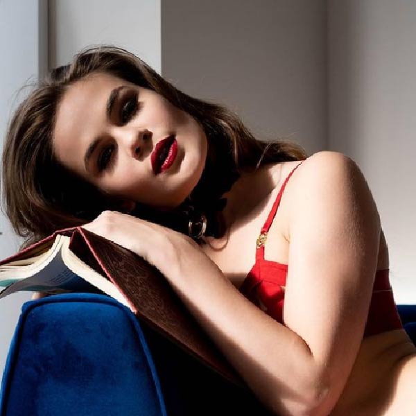 হ্যালির দাবি, ‘‘আমার কাজটি সাধারণত সারা রাত জুড়ে তিনটি পর্যায়ে হয়। আমি প্রায় প্রতিটি সন্ধ্যাতেই দর্শকদের মধ্যে স্বল্পবসনা হয়ে নৃত্য পরিবেশন করি। তার পরে রাত বাড়লে আমার সঙ্গীর সঙ্গে মূল মঞ্চে বিভিন্ন সৃজনশীল যৌনক্রিয়া দেখাই৷ দর্শকরা সেই দৃশ্য তারিয়ে তারিয়ে উপভোগ করত।’’