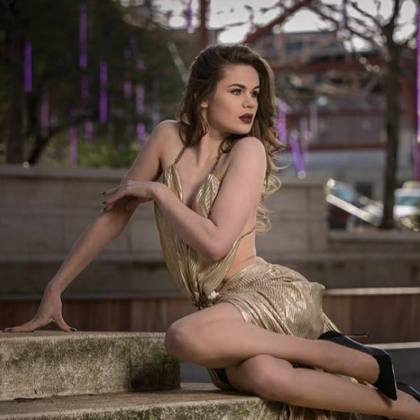 প্রতি সন্ধ্যাতেই শোয়ের বিষয়বস্তু আলাদা আলাদা হয় বলেও জানিয়েছেন হ্যালি। এই ‘খেলা’ দর্শকদের বাস্তবের দুনিয়া থেকে নিয়ে গিয়ে কল্পনার জগতে প্রবেশ করাতে সাহায্য করে বলেও হ্যালি উল্লেখ করেছেন।