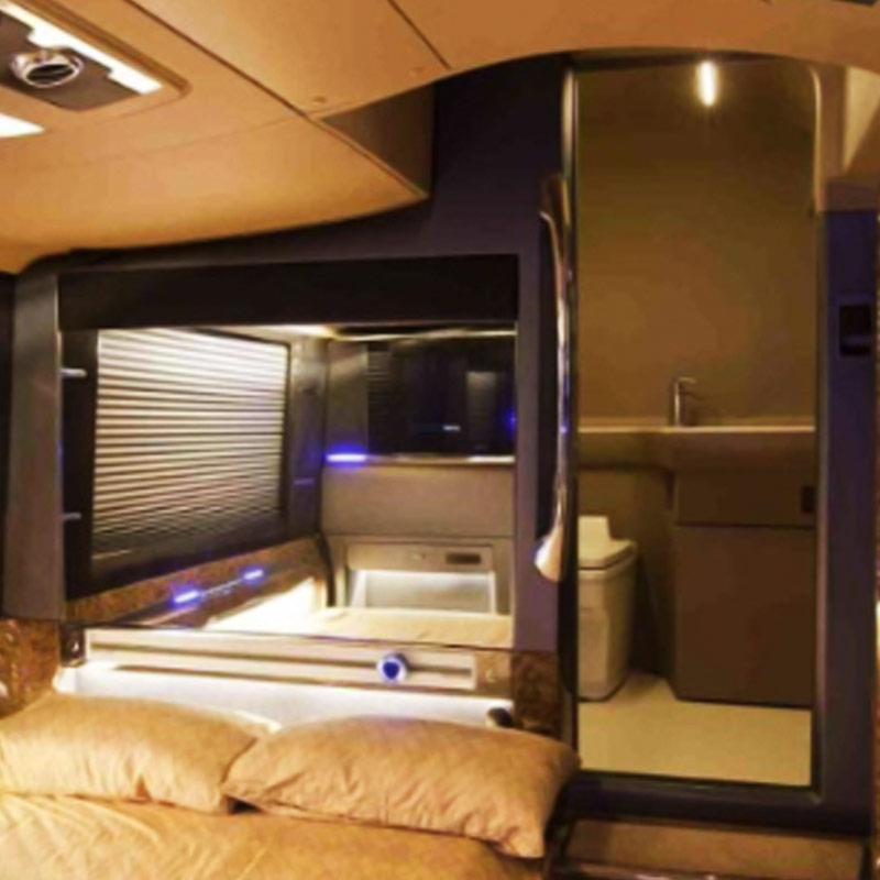 রংবেরঙের আলো দিয়ে ভরা এই ভ্যানের ভিতরে রয়েছে নজরকাড়া আসবাবপত্রও। দেওয়ালের চারদিকে কাচের তৈরি বোর্ড রয়েছে। কাঠের মেঝে এবং বেগুনিরঙা আলো গোটা ভ্যানটিকে একটি অন্য রূপ দেয়।