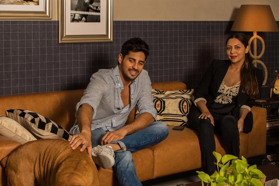 মুম্বইয়ের পালি হিল হাউস এলাকায় বাড়ি রয়েছে বলি অভিনেতা সিদ্ধার্থ মলহোত্রার। তাঁর বাড়িও সাজিয়েছেন গৌরী।