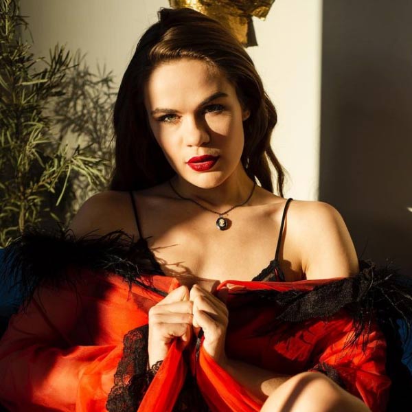 এসএনসিটিএম শুধু মাত্র ধনী, বিখ্যাত বা আকর্ষণীয় মানুষদেরই এই ক্লাবের সদস্য হওয়ার সুযোগ দেয় বলেও হ্যালির দাবি।