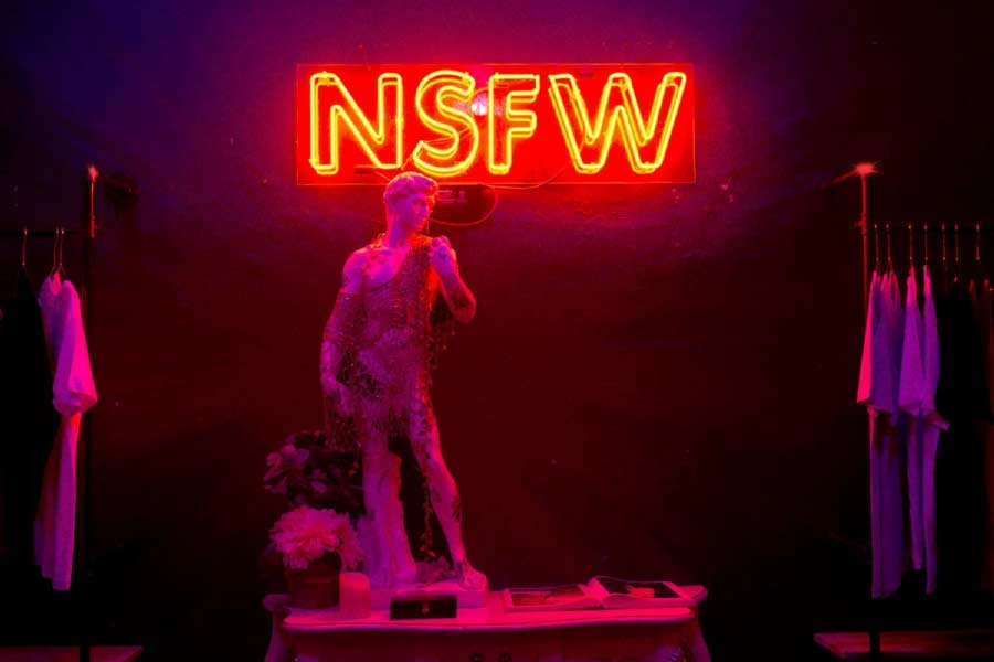 এই ক্লাবে যদি কেউ ব্যক্তিগত ভাবে শো দেখতে চান, তার সুযোগও আছে। তবে সে ক্ষেত্রে ওই সদস্যকে প্রতি বছর ভারতীয় মুদ্রায় প্রায় সাড়ে ৫৫ লক্ষ টাকা ক্লাবকে দিতে হবে বলেও জানিয়েছেন হ্যালি।