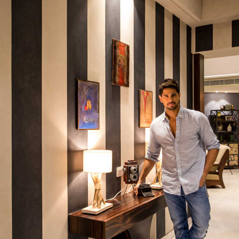 দেওয়াল থেকে মোজাইক— সবই হালকা রঙের। প্রতিটি ঘরের দেওয়ালে বিচ্ছিন্ন ভাবে ফটো ফ্রেম লাগানো রয়েছে। কোনও ঘরের দেওয়ালে আবার জ্যামিতিক আকার ফুটে উঠেছে।