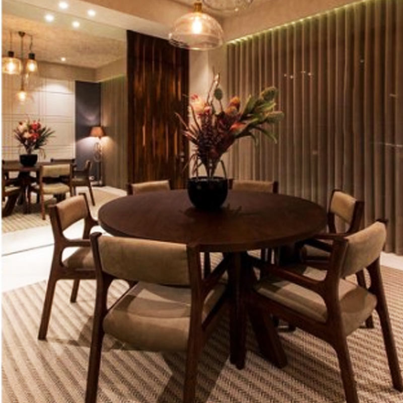 ঘরের জানলাগুলি মেঝে থেকে সিলিং পর্যন্ত বানানো। কাঠের আসবাবপত্র ছাড়াও ডাইনিং রুম আলাদা ভাবে সকলের নজর কাড়ে।