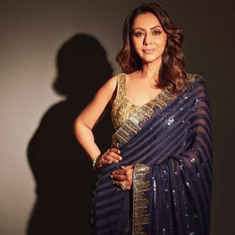 ঘরের এক দিকের দেওয়াল জুড়ে আয়না রয়েছে। তার সঙ্গে ডাইনিং টেবিল, চেয়ারগুলি ঘরটিতে একটি আলাদা মেজাজ এনে দেয়।