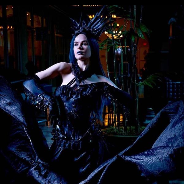 এই ক্লাবে রাতে হওয়া শোগুলি মাঝেমাঝে অভিনয় এবং সংলাপের মাধ্যমেও পরিবেশনা করা হয়। এই শো দর্শকেরা বেশি উপভোগ করেন বলেও হ্যালি জানিয়েছেন।