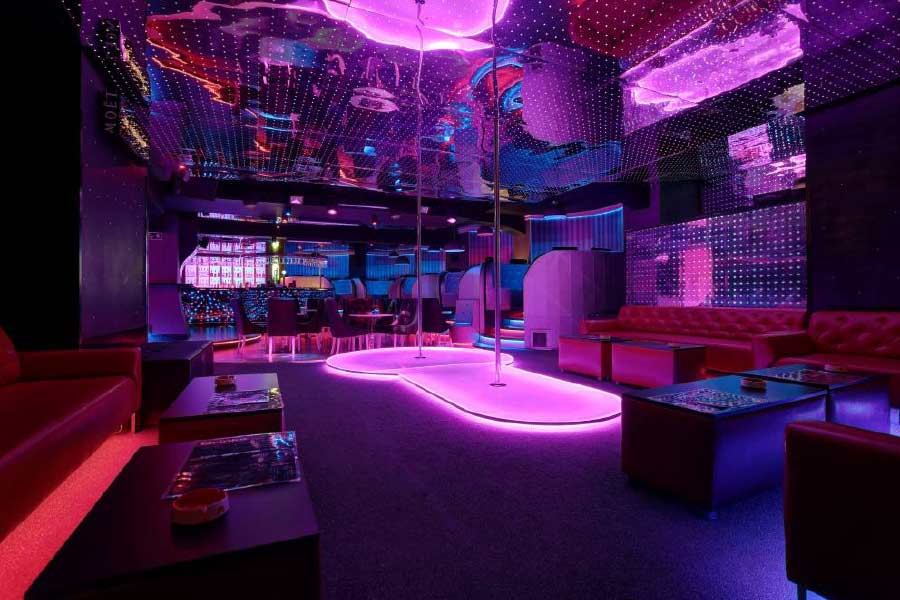 হ্যালি জানিয়েছে, ক্লাবে দর্শকরা চাইলে কলাকুশলীদের সঙ্গে সঙ্গম করতে পারেন। কিন্তু কেউ কেউ আবার বাইরে থেকে নিজেদের সঙ্গী নিয়ে এসে এই শো দেখে যৌনকর্মে লিপ্ত হন বলেও তিনি জানিয়েছেন।