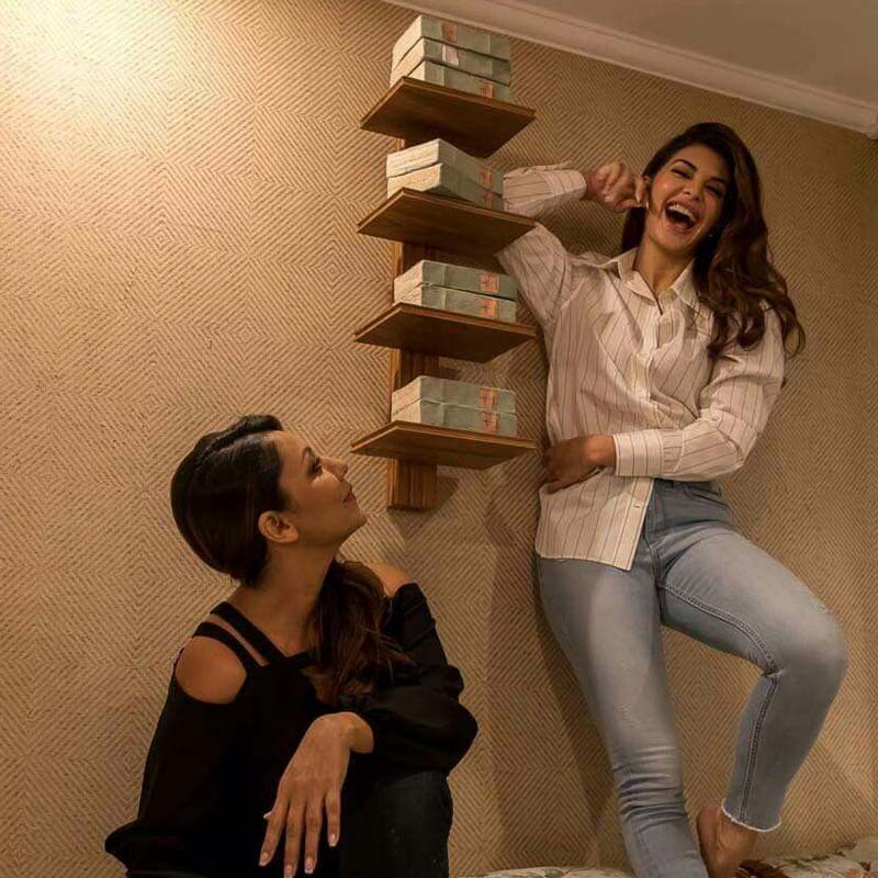 তাই অভিনেত্রীর পছন্দ মতো ‘ভিন্টেজ লুক’ দেওয়ার চেষ্টা করেছেন গৌরী। অন্দরমহলে যেন সব সময় মন ভাল করা একটা পরিবেশ বিরাজ করে।