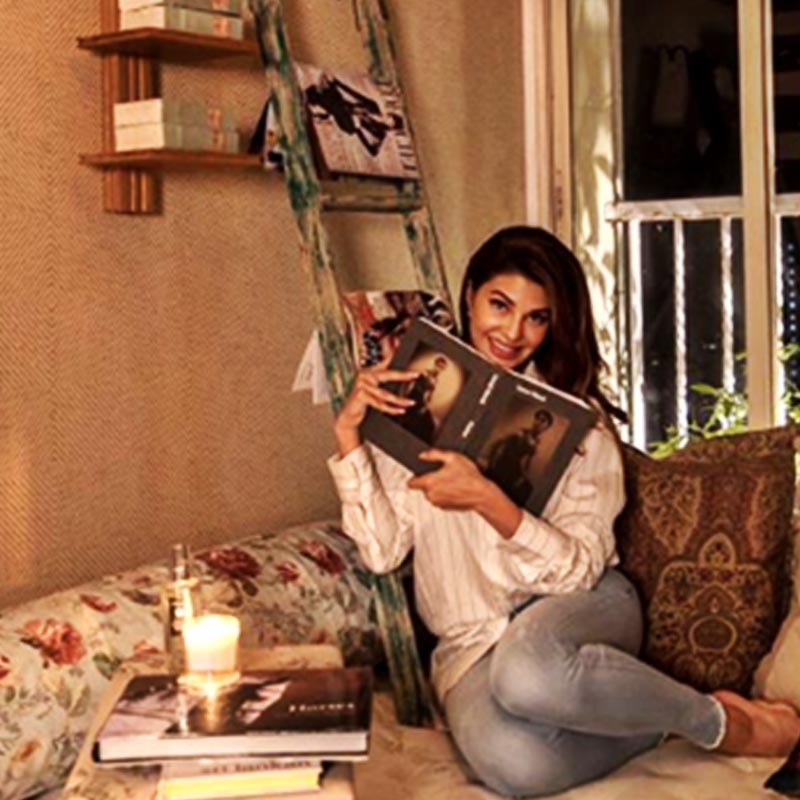 বসার জায়গাটিও ভীষণ সুন্দর। ফ্লোরাল প্রিন্টের সোফার উপর হালকা রঙের কুশন, রংওঠা একটি মই রাখা রয়েছে সোফার উপর।