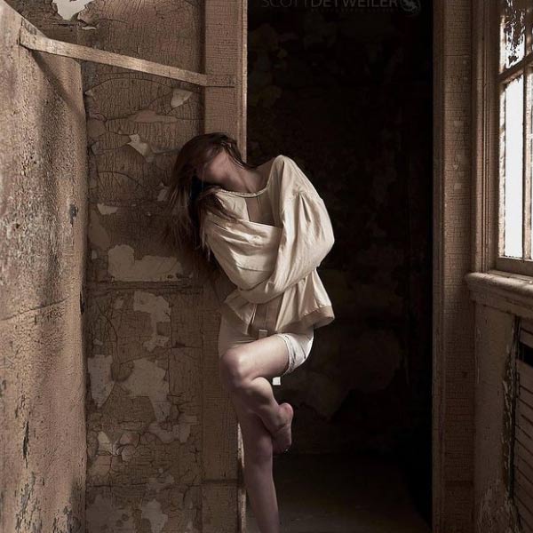 এই ধরনের ক্লাব যৌনপল্লির থেকে আলাদা। এই ধরনের ক্লাবে পৃষ্ঠপোষকদের প্রবেশ মূল্য দিতে হয় এবং বার্ষিক সদস্যপদ নিতেও মূল্য দিতে হয়। এই ক্লাবের সদস্যদের শুধু যৌনকর্মীদের সঙ্গে নয়, অন্য পৃষ্ঠপোষকদের সঙ্গেও যৌন মিলনের সুযোগ রয়েছে।