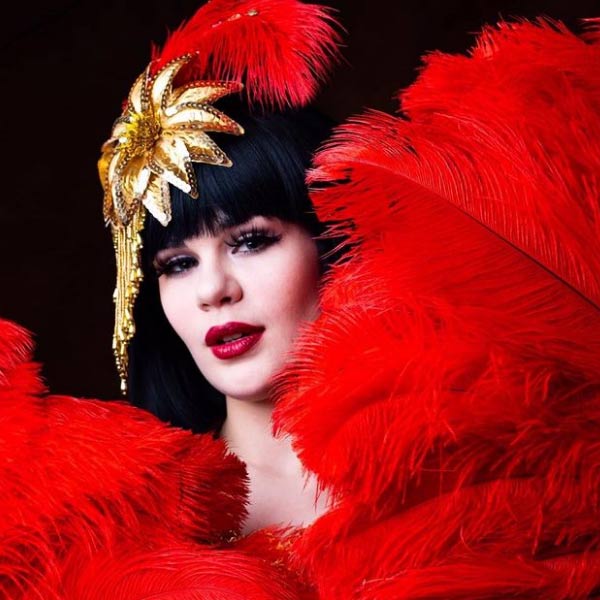 আফ্রিকান আমেরিকান সমকামী পুরুষদের এই ধরনের প্রথম সেক্স ক্লাব ছিল ‘ব্ল্যাক জ্যাক’, ১৯৮৬ সালে অ্যালান বেল এই ক্লাব প্রতিষ্ঠা করেন।