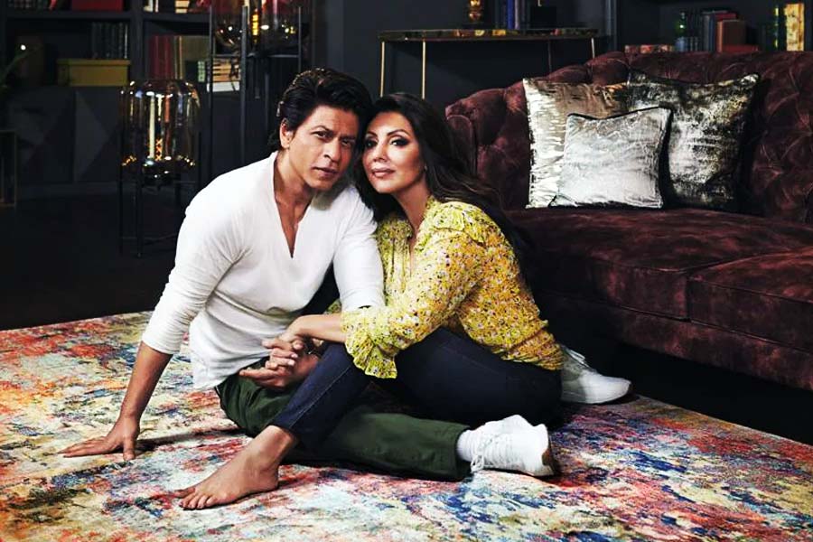 ঘরের প্রতিটি কোনা যত্ন নিয়ে সাজিয়েছেন শাহরুখ-পত্নী। ঝাড়বাতি, ঘোরানো সিঁড়ি, পর্দা থেকে শুরু করে বাগান পর্যন্ত সাজিয়েছেন তিনি।