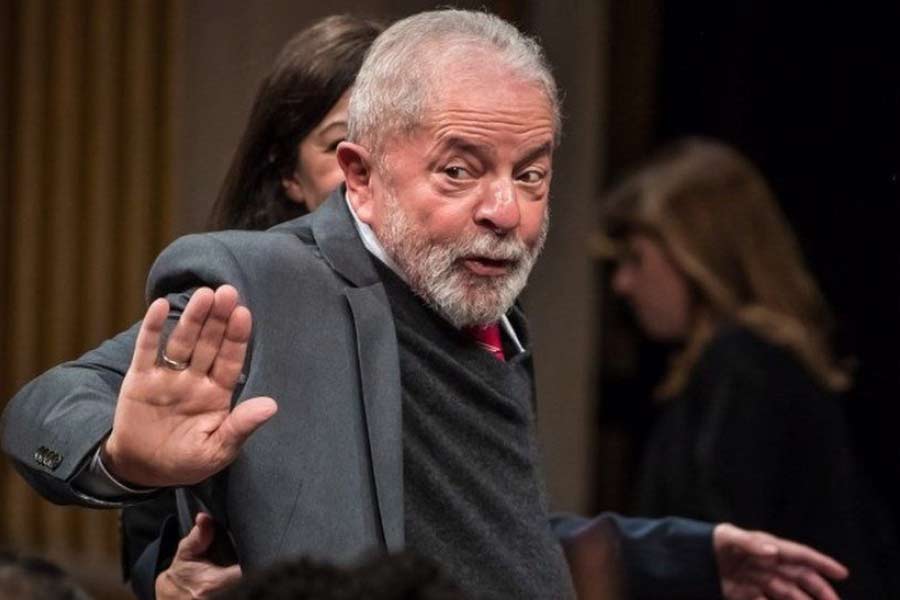 ভোটের ফলেই পরিষ্কার, প্রায় অর্ধেক ভোটদাতা এখনও রয়েছেন বলসোনারোর পক্ষেই। তা হলে কেবল মাত্র দরিদ্র, নিপীড়িতদের অধিকারের লড়াই লড়ে আসা বামপন্থী লুলা কী করবেন? কারণ, কোভিড পরবর্তী অধ্যায়ে ব্রাজিলের অর্থনীতির কোমরভাঙা অবস্থা। সর্বোপরি, এখনও হার স্বীকার করেননি ‘ব্রাজিলের ট্রাম্প’ বলসোনারো। 