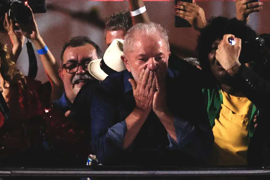 তার জবাবও লুলা নিজেই দিয়েছেন। প্রচারে লুলা দ্ব্যর্থহীন ভাবে বার বার বলেছেন, ডান বা বাম নয়, তাঁর প্রথম লক্ষ্য দেশে আড়াআড়ি ভাবে ভাগ হয়ে যাওয়া জনগণকে এক পঙ্‌ক্তিতে আনা। এবং অবশ্যই, যাঁরা তাঁকে ভোট দিয়েছেন, শুধু তাঁদেরই নয়, জনগণের নেতা হিসেবে সবার উন্নয়নের লক্ষ্যে কাজ করে যাওয়া। 