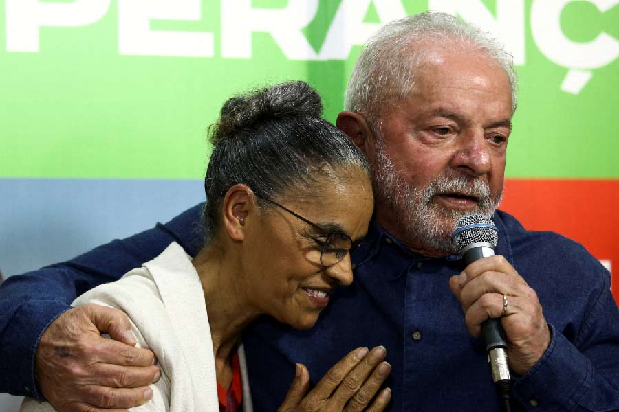 কিন্তু তৃতীয় দফায় লুলার ব্রাজিলের প্রেসিডেন্ট হওয়ার লড়াইকে নাটকীয় বললেও কম বলা হয়। ৭৬ বছরের বাম ট্রেড ইউনিয়ন নেতা লুলার এই জয় ব্যক্তিগত ভাবে তাঁর কাছেও ছিল জীবনের সবচেয়ে গুরুত্বপূর্ণ যুদ্ধ। 