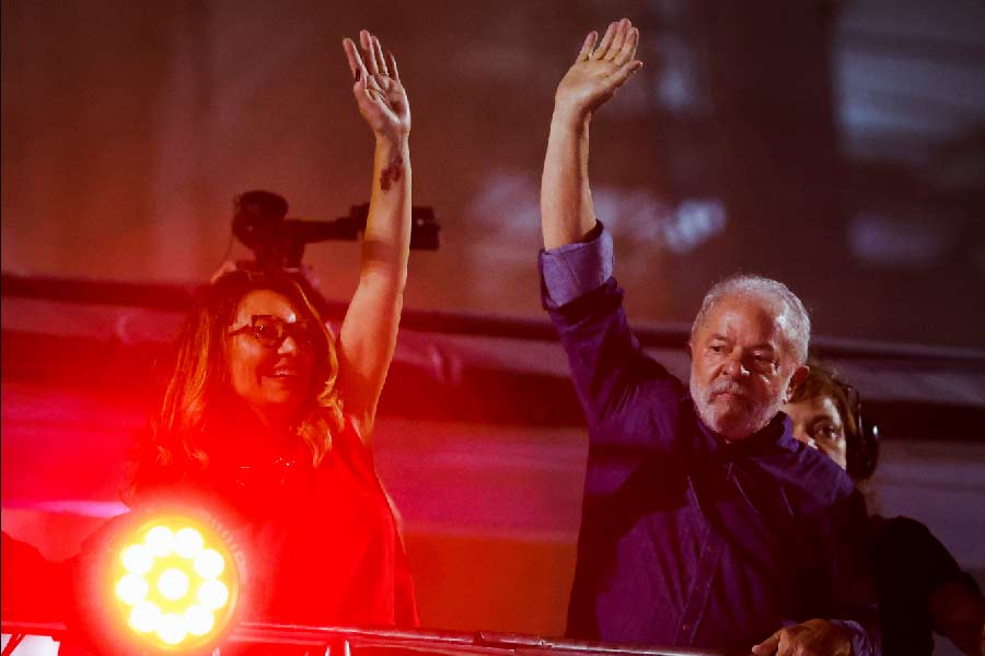 পরে অবশ্য সুপ্রিম কোর্ট তাঁর শাস্তির রায়কে বাতিল করে। আবার ভোটের লড়াইয়ে ফিরতে পারেন লুলা। আর ফিরেই বাজিমাত। রাজনৈতিক মহলের অভিমত, মূলত বৈষম্য হঠিয়ে দেশকে উন্নয়নের রাস্তায় আনার প্রতিশ্রুতি এবং পূর্ববর্তী লুলা জমানার কৃতকর্মের যোগফল, এই জয়। করোনার ধাক্কায় থরহরি কম্প ব্রাজিলের অর্থনীতিকে লুলাই পারবেন পথে আনতে, এই বিশ্বাস জনগণের মধ্যে তৈরি হয়েছিল, মূলত দু’দফায় লুলাকে দেশকে নেতৃত্ব দিতে দেখে এবং অনেকাংশে বলসোনারোকে নিয়ে দেখা স্বপ্নভঙ্গের পর। 