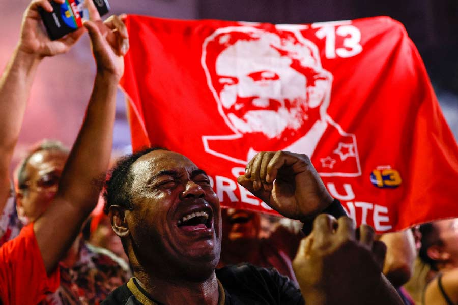 ইস্পাত কারখানায় শ্রমিক নেতা হিসেবে বামপন্থী রাজনীতিতে হাতেখড়ি লুলার। তার পর ক্রমশ উত্থান। এই লুলাকেই এখন বামপন্থীর মুখোশ ছেড়ে হয়ে উঠতে হবে সর্বজনীন নেতা। যেখানে বামের পাশেই সহাবস্থান করবে উগ্র দক্ষিণপন্থীরাও। লুলাকে কি পারবেন এই বিভেদের বাতাবরণ দূর করতে? 