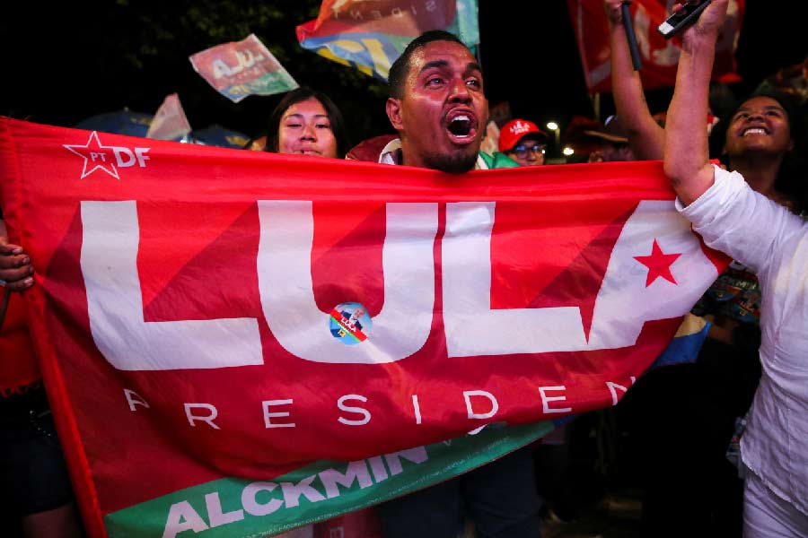 বলসোনারোর ৪ বছরের শাসনকালে সবচেয়ে বড় সঙ্কট ছিল করোনা অতিমারি। ব্রাজিলে করোনার দাপটে প্রাণ হারিয়েছিলেন ৭ লক্ষ মানুষ। এটাই সরকারি হিসাব। কিন্তু রিও ডি জেনেইরোর পথেঘাটে ঘুরলেই স্পষ্ট হয়, আদত সংখ্যাটা অনেকটাই বেশি। ব্রাজিলবাসী সেই দুঃস্বপ্ন থেকে বেরোতে চান। 