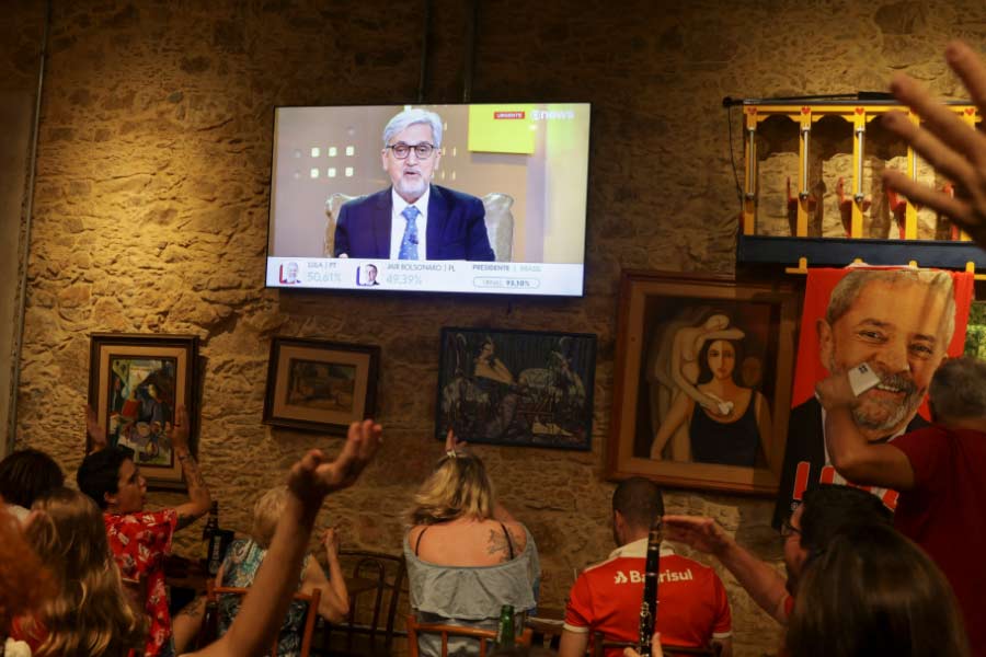 করোনার ধাক্কায় বেসামাল হয়ে পড়ে বলসোনারোর অতি-জাতীয়তাবাদের দর্শনও। সেখানেই বাজিমাত করলেন লুলা। কিন্তু প্রশ্ন হল, ২০১০-এ যে ব্রাজিলকে ছেড়ে গিয়েছিলেন তিনি, আজ যা হাতে পেলেন, তাতে কতটা পার্থক্য? বিশেষজ্ঞরা বলছেন, দুই ব্রাজিলে ফারাক প্রচুর। আজ পরিস্থিতি আরও কঠিন। 