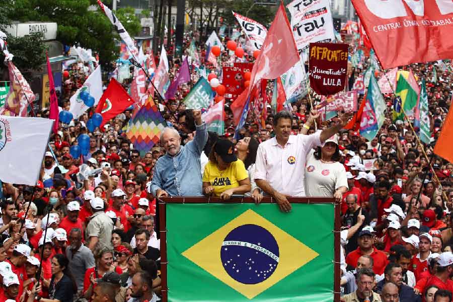 প্রথম দুই দফায় লুলা দেশের অর্থনীতিকে মজবুত করার পাশাপাশি বিশ্ব মঞ্চেও ব্রাজিলের অনন্যতা তুলে ধরেছিলেন। এ বার কী হবে? বয়স বেড়েছে, অভিজ্ঞতায় আরও পোক্ত হয়েছেন জেলখাটা লুলা। পারবেন কি নড়বড়ে ব্রাজিলের অর্থনীতিতে আমাজনের তাজা জলের ঝাপটা দিতে? নাটকীয় ভোট জয়ের থেকেও বড় চ্যালেঞ্জ সত্তরোর্ধ্ব বামনেতার কাছে।