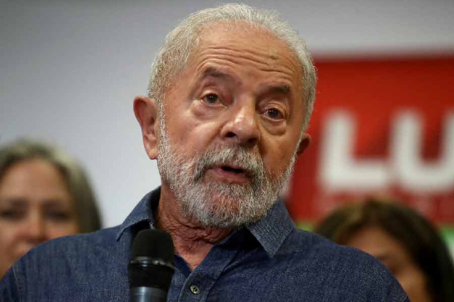 লাতিন আমেরিকায় আবার স্বমহিমায় ‘পিঙ্ক টাইড’। লুলার জয়ে ব্রাজিলও সেই ‘পিঙ্ক টাইড’-এর তালিকায় কলম্বিয়া, মেক্সিকো, আর্জেন্টিনা, চিলি এবং পেরুর সঙ্গে একাসনে বসে পড়ল। বস্তুত, এই সবক’টি দেশেই বর্তমানে বামপন্থীদের সরকার। ১৯৯৮-এ ভেনেজুয়েলায় উগো চাভেজের জয়ের পর থেকে লাতিন আমেরিকার একের পর এক দেশে বামপন্থী বা বামঘেঁষা সরকার প্রতিষ্ঠা হয়। তাকেই বলা হয় ‘পিঙ্ক টাইড’। করোনা পরবর্তী কালে আবার কি সেই ‘পিঙ্ক টাইড’-এর আগমন? লুলায় ভর করে বুক বাঁধছে পেলে-রোনাল্ডো-নেইমারের দেশ।