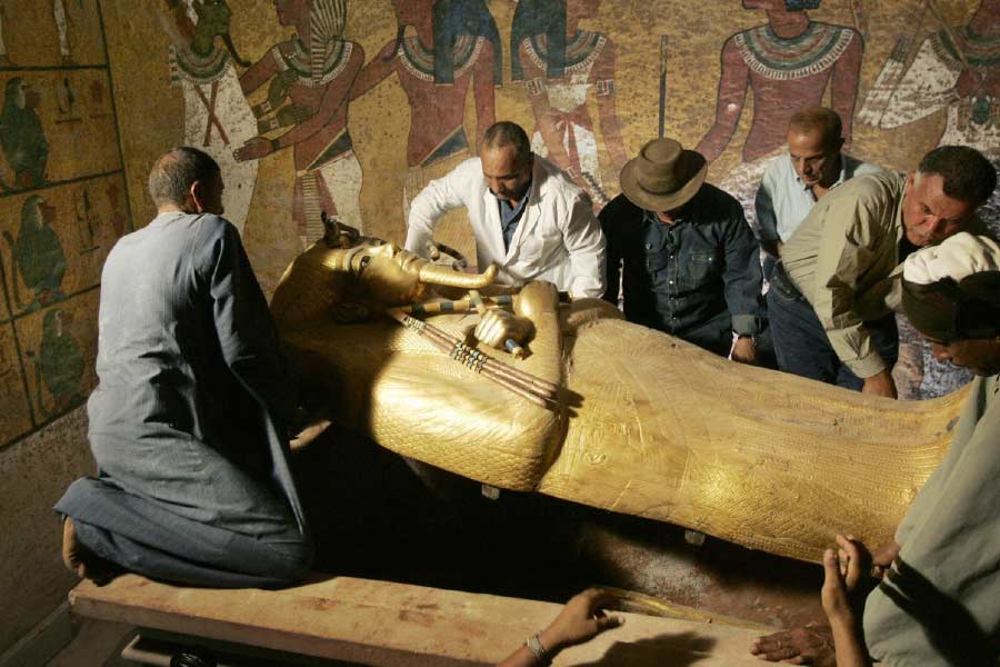 তুতানখামেনের মৃত্যুর পর মিশরের তৎকালীন রীতি মেনে তাঁকে মমি করা হয়। ১৯২২ সালের ৪ নভেম্বর মিশরের ‘ভ্যালি অফ কিংস’ -এর রাজা ষষ্ঠ রামেসিসের সমাধির প্রবেশদ্বারের কাছে তুতানখামেনের মমির হদিস পান ব্রিটিশ প্রত্নতাত্ত্বিক হাওয়ার্ড কার্টার।