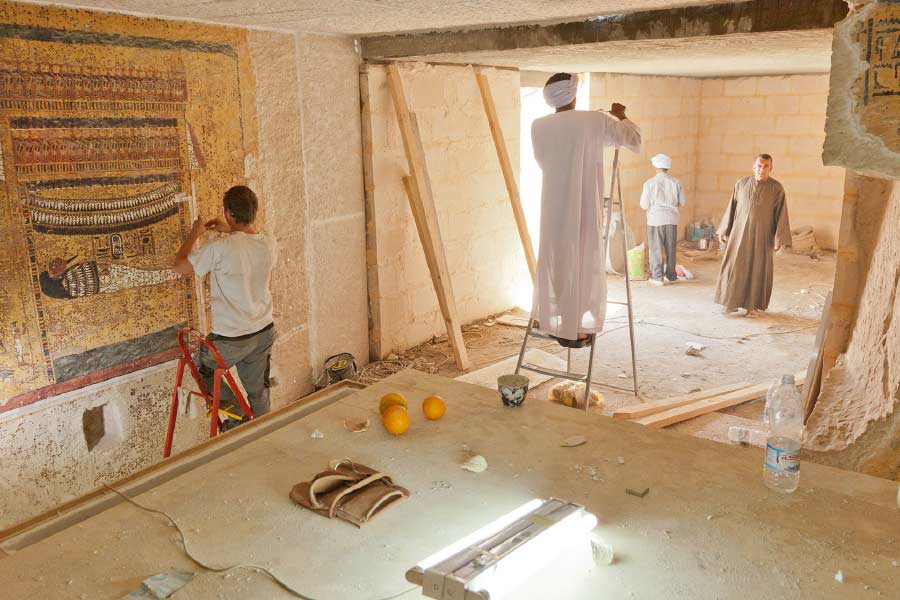 সেই অভিযানে পাথরের তৈরি একটি বাক্স খুঁজে পাওয়া গিয়েছিল। তার মধ্যে মোট তিনটি শবাধার রাখা ছিল। তিনটি শবাধারের একটি ছিল পুরু সোনার তৈরি। ওই কফিনের মধ্যেই পাওয়া যায় তুতেনখামেনের প্রায় তিন হাজার বছর আগেকার মমি।