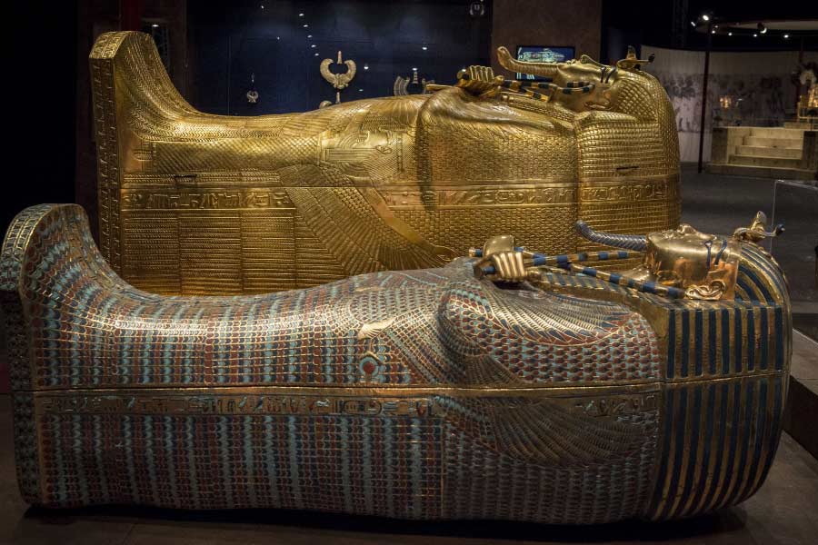  আবার অনেকে দাবি করেছেন যে, ক্ষমতা দখলের লোভে তাঁর স্ত্রী আনেখসেনামুনই নাকি এক রথচালককে দিয়ে তাঁকে হত্যা করান।