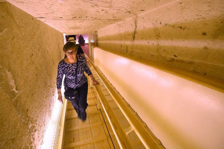 প্রথম বিশ্বযুদ্ধের পর তুতানখামেনের সমাধির খোঁজে যখন আবার অনুসন্ধান শুরু করেছিলেন কার্টার, সে সময় খননকার্যের জন্য অর্থসাহায্য করেছিলেন ব্রিটিশ ধনকুবের লর্ড কার্নারভন। কথিত আছে, দাড়ি কাটতে গিয়ে কার্নারভনের গাল কেটে গিয়েছিল। এটা খুবই স্বাভাবিক বিষয়। কিন্তু এর জেরেই তিনি সেপ্টিসেমিয়ায় আক্রান্ত হয়েছিলেন। ১৯২৩ সালের ৫ এপ্রিল কায়রোতে তাঁর মৃত্যু হয়।