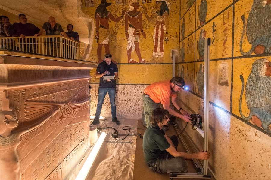  একই দিনে লন্ডনে তাঁর পোষা কুকুরটিরও মৃত্যু হয়। একই দিনে এই দুই মৃত্যু ঘিরে অলৌকিক কাহিনি ছড়িয়ে পড়ে চারদিকে। অনেকে বলেন, কার্নারভন নাকি মৃত্যুর আগের দিন কিছু অতিপ্রাকৃত বিষয় লক্ষ করেছিলেন।