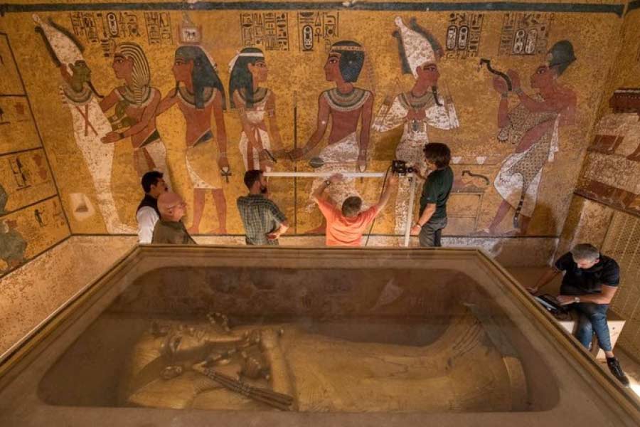 তুতানখামেনের সমাধি থেকে বিপুল ঐশ্বর্যের সম্ভার পাওয়া গিয়েছিল। মিশরের ইতিহাসে সবচেয়ে ছোট এই সমাধির মধ্য থেকে পাওয়া গিয়েছে ৫৩৯৮টি অপরূপ সামগ্রী।