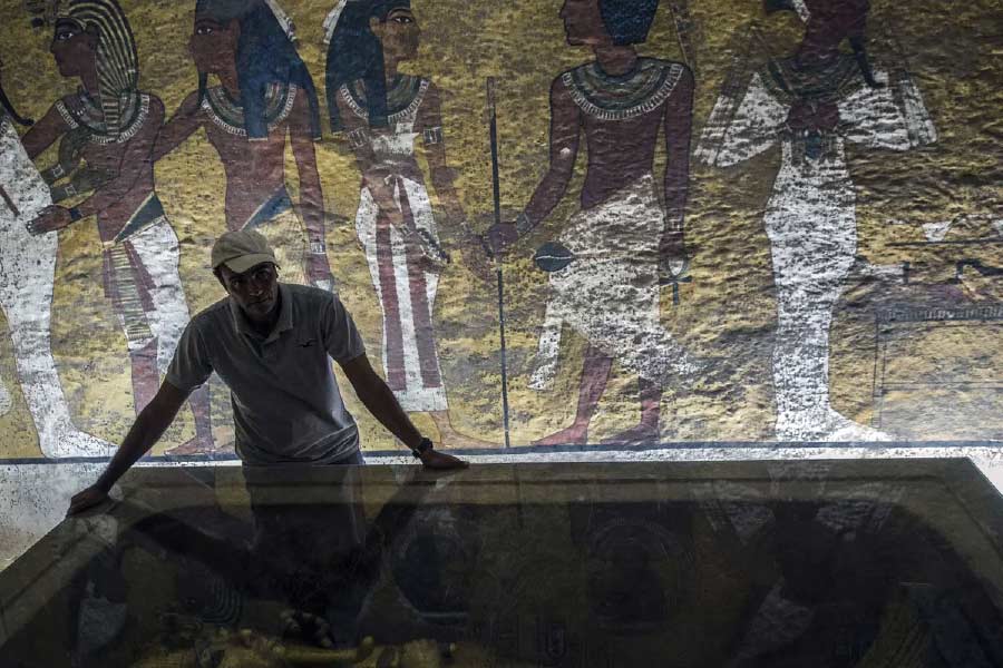 এ ছাড়াও তাঁর সমাধি থেকে  পাওয়া গিয়েছে অপূর্ব সুন্দর কারুকাজ করা কাঠের মূর্তি। কাঠের তৈরি কিছু কাল্পনিক জীবজন্তুর মূর্তিও সেই সমাধি থেকে পাওয়া গিয়েছিল। তা নিয়েও রহস্য দানা বেঁধেছে।