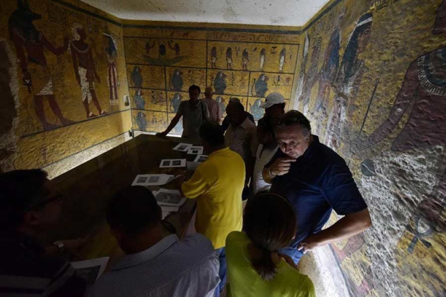 তুতানখামেনের মৃত্যুর সঙ্গে সঙ্গে মিশরের ইতিহাসের ১৮তম রাজবংশের পরিসমাপ্তি ঘটে। কিন্তু এত বছর পরও তাঁকে ঘিরে কৌতূহলের সমাপ্তি ঘটেনি। ‘অভিশপ্ত মমি’-র কাহিনিমালার জন্মই হয় মূলত তুতেনখামেনের মমি আবিষ্কারকে ঘিরে। তা নিয়ে অগণিত সাহিত্য রচিত হয়েছে, নির্মিত হয়েছে এবং হয়ে চলেছে রাশি রাশি সিনেমাও।