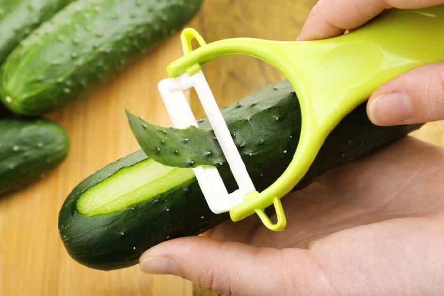 শসার খোসায় খোশমেজাজে থাকবে গাছ।