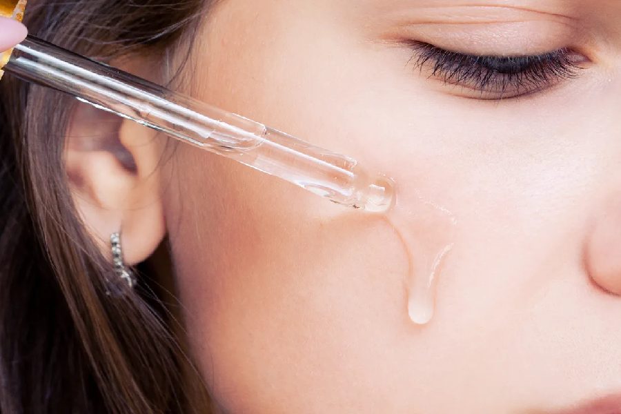 যদি অল্প বয়স থেকে ব্রণর সমস্যা থাকলে নিয়াসিনামাইডযুক্ত সেরাম ব্যবহার করা যেতে পারে।