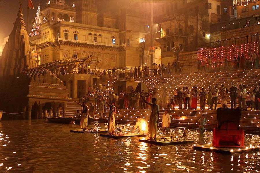 বেনারসের ঘাট থেকে গঙ্গারতি। 