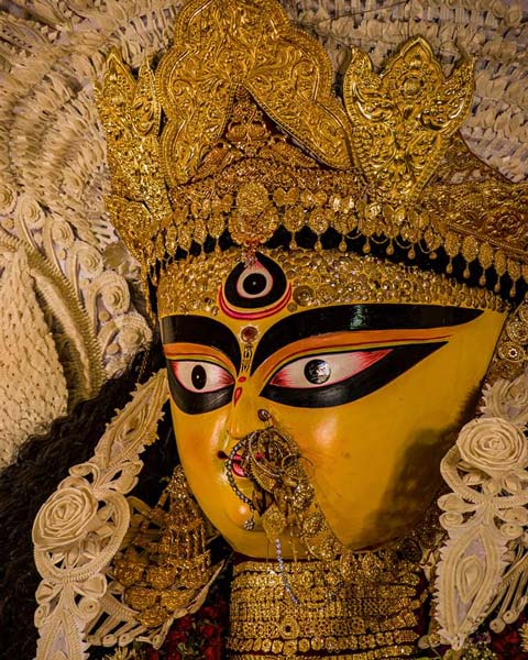 স্বর্ণালঙ্কারে সজ্জিতা কৃষ্ণনগরের অন্যতম জগদ্ধাত্রী প্রতিমা ‘বুড়িমা’। — নিজস্ব চিত্র