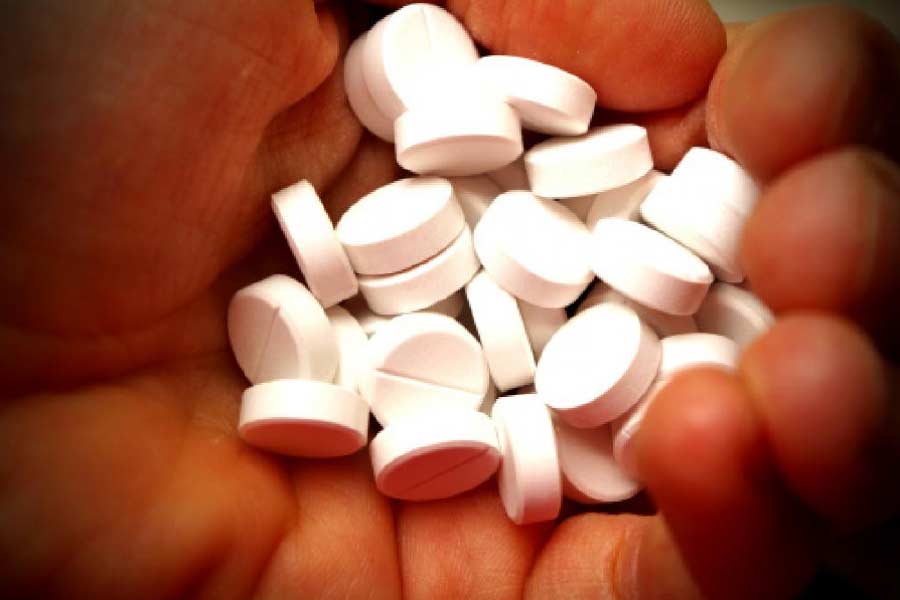 রোগীরা চাইলে তাঁদের নিষিদ্ধ পেনকিলার ওষুধ লিখে জাল প্রেসক্রিপশন দিতেন। নিজেও সেই পেনকিলার খেয়ে নেশা করতেন। ডাক্তারি শুরু করার এক বছরের মাথায় ৬০০ পাউন্ড জরিমানা হয় হ্যারল্ডের। ভারতীয় মুদ্রায় এখন মূল্য ৫৫ হাজার ২৫৫ টাকা। জেনারেল মেডিকেল কাউন্সিল তাঁকে প্র্যাকটিস করতে নিষেধ করে দেয়।