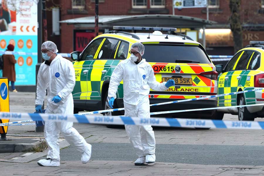 প্রথম সন্দেহ জেগেছিল ডেবোরা ম্যাসি নামে এক মহিলার। সময়টা ১৯৯৮ সালের মার্চ। শেষকৃত্য করে এমন একটি সংস্থায় কাজ করতেন ডেবোরা। তিনি লক্ষ করেন, তার আগের কয়েক বছরে মৃতদের মধ্যে একটা বড় অংশ হ্যারল্ডের চিকিৎসাধীনে ছিলেন। পুলিশকে তিনি সে কথা জানান। পুলিশ তদন্ত শুরু করলেও প্রমাণের অভাবে বন্ধ করে দেয়। 