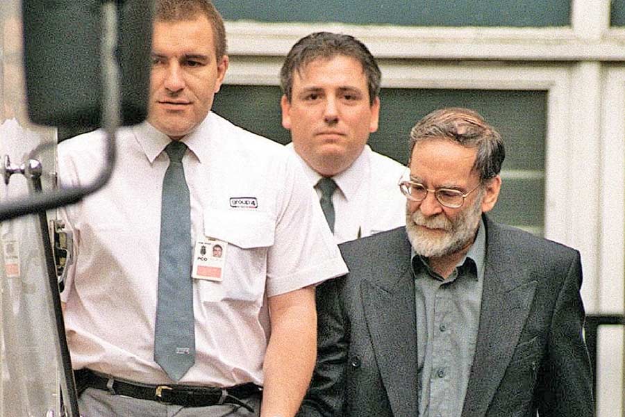 ক্যাথলিনের মেয়ে অ্যাঞ্জেলা উড্রাফ পেশায় এক আইনজীবী। মায়ের মৃত্যুর পর তিনি জানতে পারেন, ক্যাথলিন সব সম্পত্তি দিয়ে গিয়েছেন চিকিৎসককে। এর পরেই সন্দেহ বাড়ে অ্যা়ঞ্জেলার। তিনি জানান পুলিশকে। 