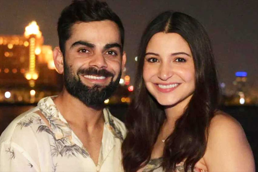 বলিউড সুন্দরী অনুষ্কা শর্মার সঙ্গে সুখে সংসার করছেন কোহলি। তাঁদের দু’জনের প্রেমের পরশের আঁচ প্রায়শই ধরা পড়ে ক্যামেরায়। একে অপরের প্রতি তাঁদের অপার ভালবাসার কথা নিজেরাই নেটমাধ্যমে তুলে ধরেন তাঁরা। কিন্তু বিরাটের জীবনে অনুষ্কার আগমনের আগে অনেক নায়িকারই প্রেমে পড়েছিলেন। যা ঘিরে জোরদার চর্চাও চলেছিল। 